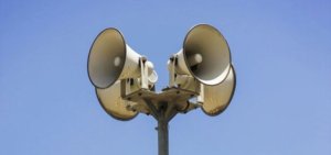 cztery alarmowe syreny na niebieskim tle nieba
