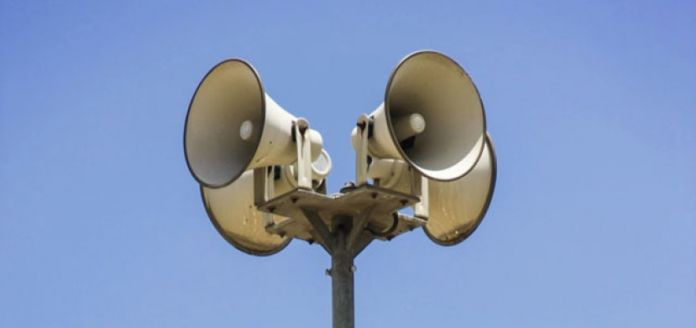 cztery alarmowe syreny na niebieskim tle nieba