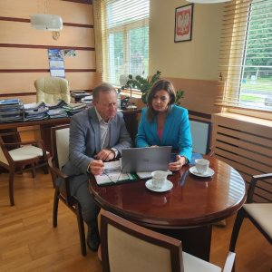 Dwie osoby siedzą przy stole