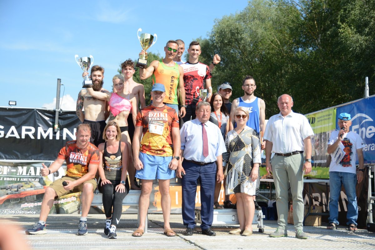 Przedstawiciele samorządów powiatowego i gminnego wręczają nagrody na scenie