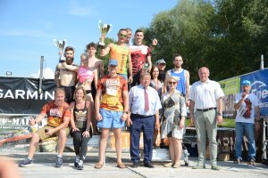 Przedstawiciele samorządów powiatowego i gminnego wręczają nagrody na scenie