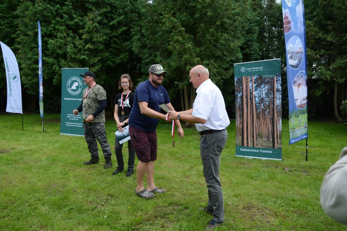Przewodniczący Rady Powiatu w Policach wręcza nagrody dla zawodnika