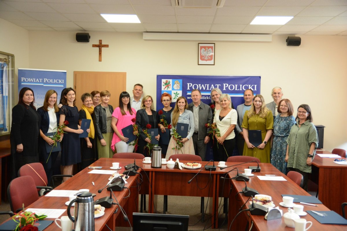 Grupowe zdjęcie nauczycieli i Zarządu Powiatu w Policach