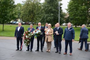 Przedstawiciele samorządu powiatowego i gminnego składają kwiaty