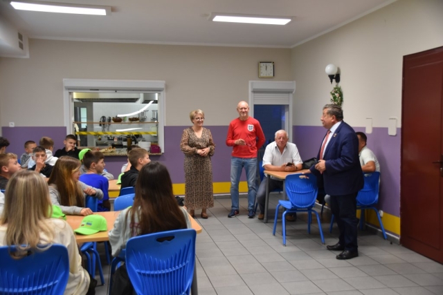 Burmistrz Polic przemawiajacy do kolonii na stołówce w celu powitania nowych gości, na zdjęciu widoczna jest Wicestarosta Joanna Napiwodzka oraz opiekun grupy z SOSW nr 1.