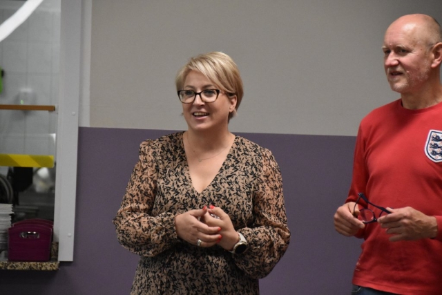 Wicestarosta Joanna Napiwodzka przemawiająca do grupy gości witając ich.