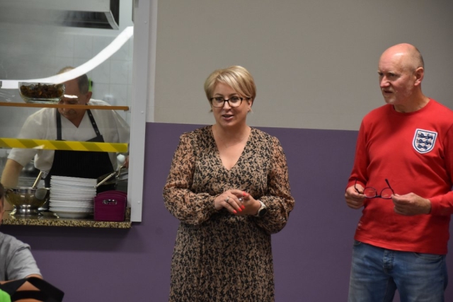 Wicestarosta Joanna Napiwodzka przemawiająca do grupy gości witając ich.