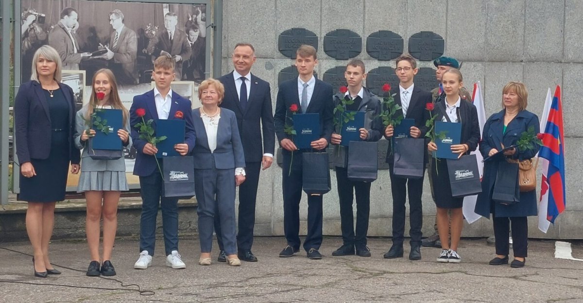 Zdjęcie grupowe uczniów i Prezydenta RP