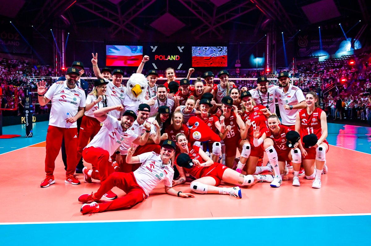 Reprezentacja Polski w siatkóce kobiet na wspólnym zdjęciu