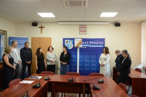 Uczestnicy stoją przy urządzeniu