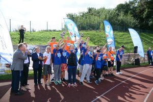 Zwycięzcy mityngu lekkoatletycznego na wspólnym zdjęciu