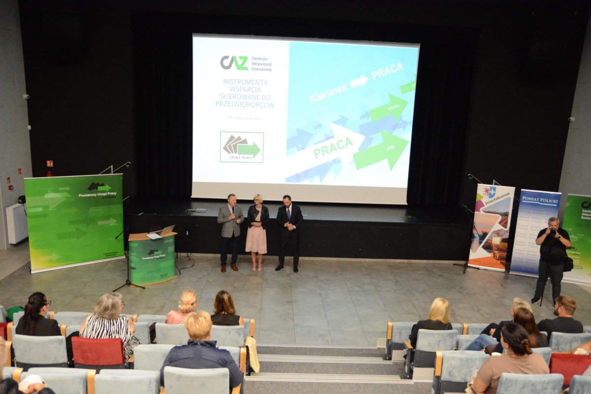 Spotkanie z przedsiębiorcami, w tle rzutnik