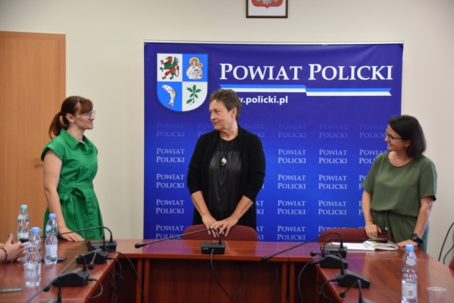 Członka Zarządu Powiatu w Policach wita gości przybyłych na spotkanie