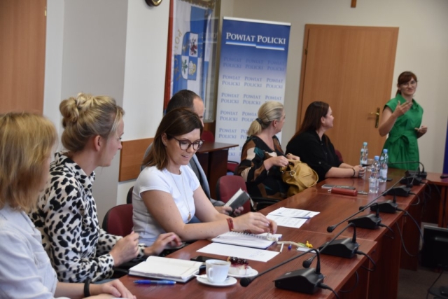 Uczestnicy spotkania siedzący przy stole, urzędnicy zajmujący się edukacją, dyrektorzy i nauczyciele szkół zawodowych