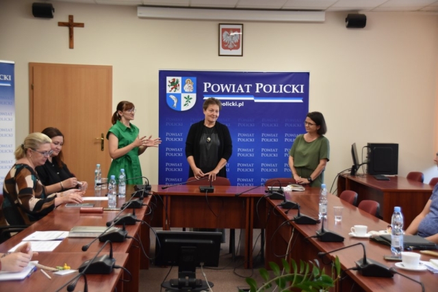 Członka Zarządu Powiatu w Policach wita gości przybyłych na spotkanie
