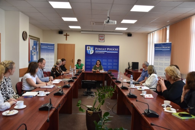 Uczestnicy spotkania siedzący przy stole, urzędnicy zajmujący się edukacją, dyrektorzy i nauczyciele szkół zawodowych