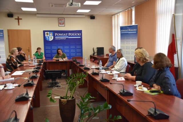 Uczestnicy spotkania siedzący przy stole, urzędnicy zajmujący się edukacją, dyrektorzy i nauczyciele szkół zawodowych