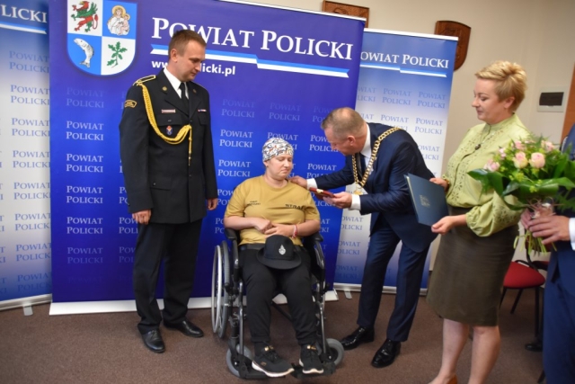 Wręczenie medalu pn. "Postawa Godna Naśladowania" dla p. Mariki przez Starostę Polickiego