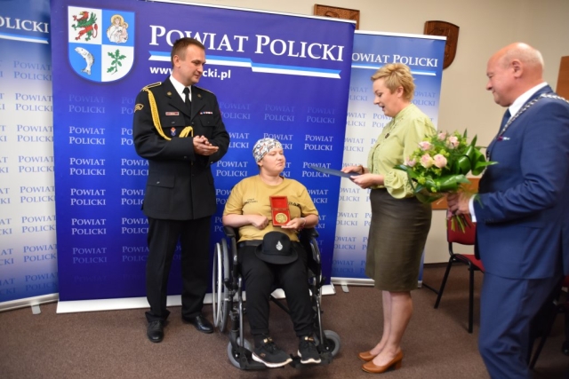 Wręczenie dyplomu oraz kwiatów dla p. Mariki