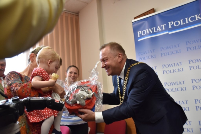 Starosta Policki wręcza upominek dziecku p. Mariki