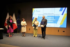 Wicestarosta Policki i Naczelnik Wydziału Polityki Społecznej odbierają wyróżnienie