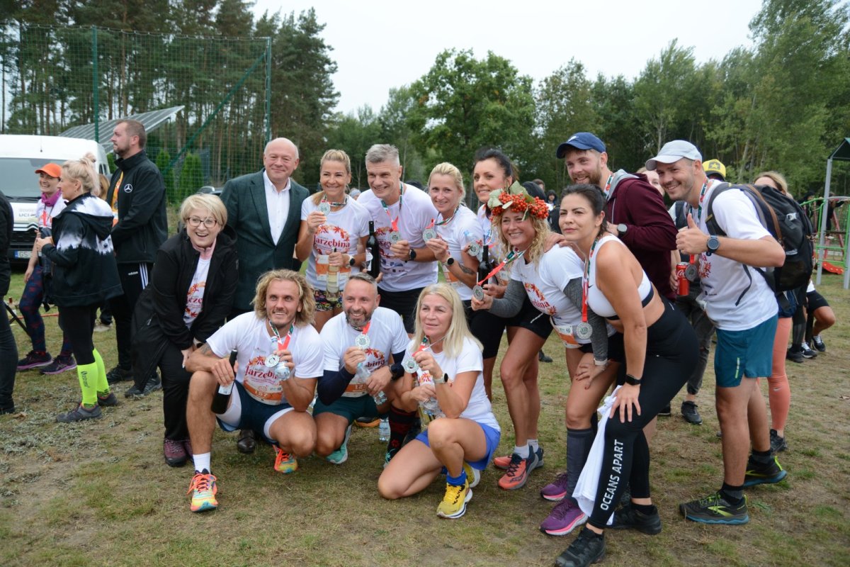 Uczestnicy biegu z przedstawicielami władz samorządowych