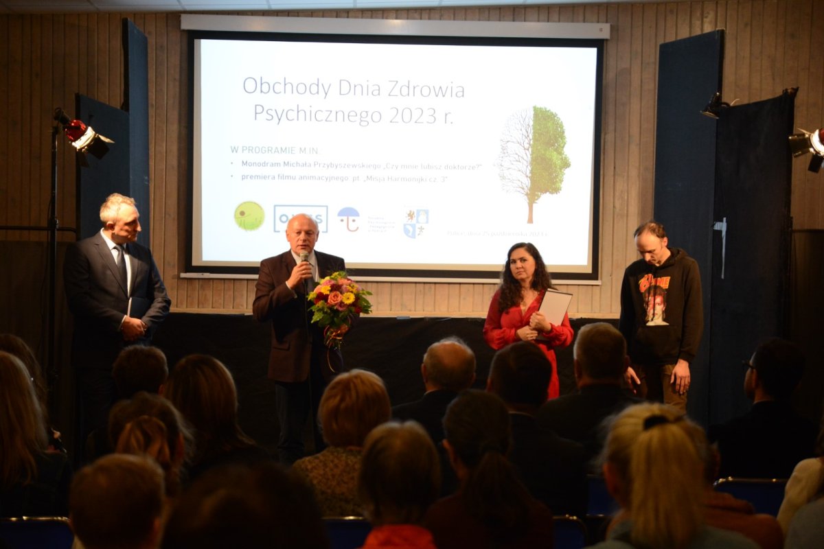 Przewodniczący Rady Powiatu w Policach przemawia