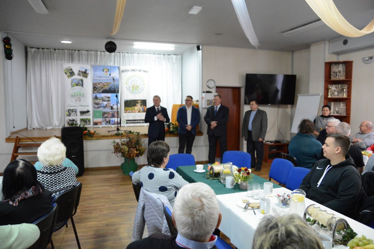 W tle stojących 4 mężczyzn