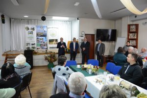 W tle stojących 4 mężczyzn