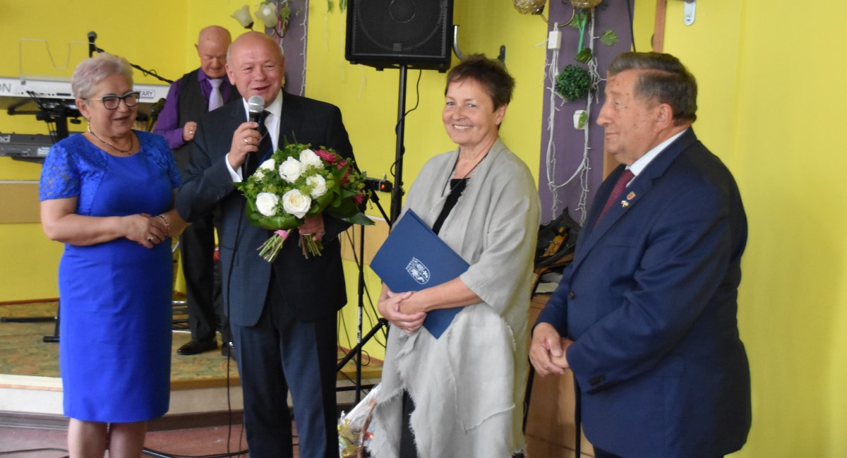 Przedstawiciele samorządu powiatowego i gminnego składający życzenia na ręce Przewodniczącej Zarządu Związku Emerytów, Rencistów i Inwalidów w Policach