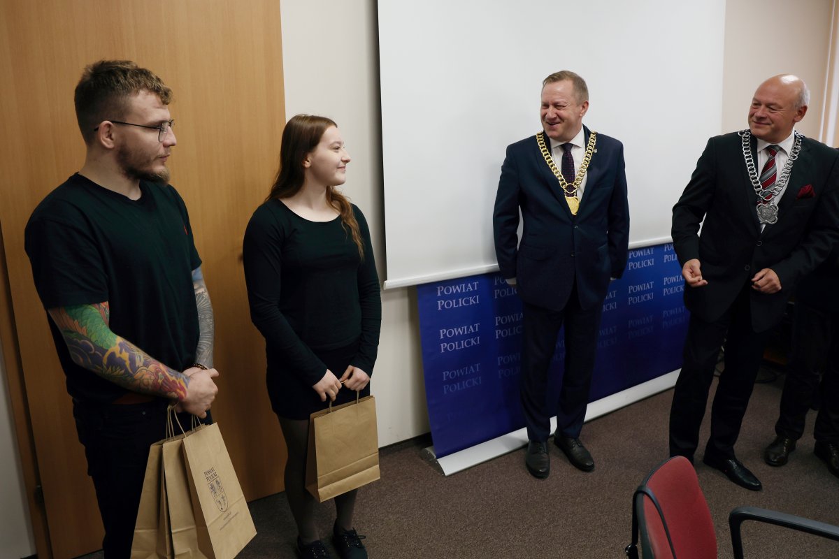 Starosta Policki i Przewodniczący Rady Powiatu z nagrodzoną