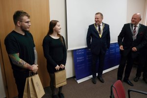 Starosta Policki i Przewodniczący Rady Powiatu z nagrodzoną