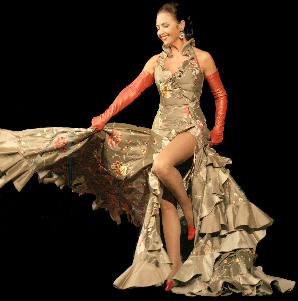 Artystka w sukni z trenem