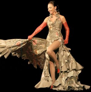 Artystka w sukni z trenem