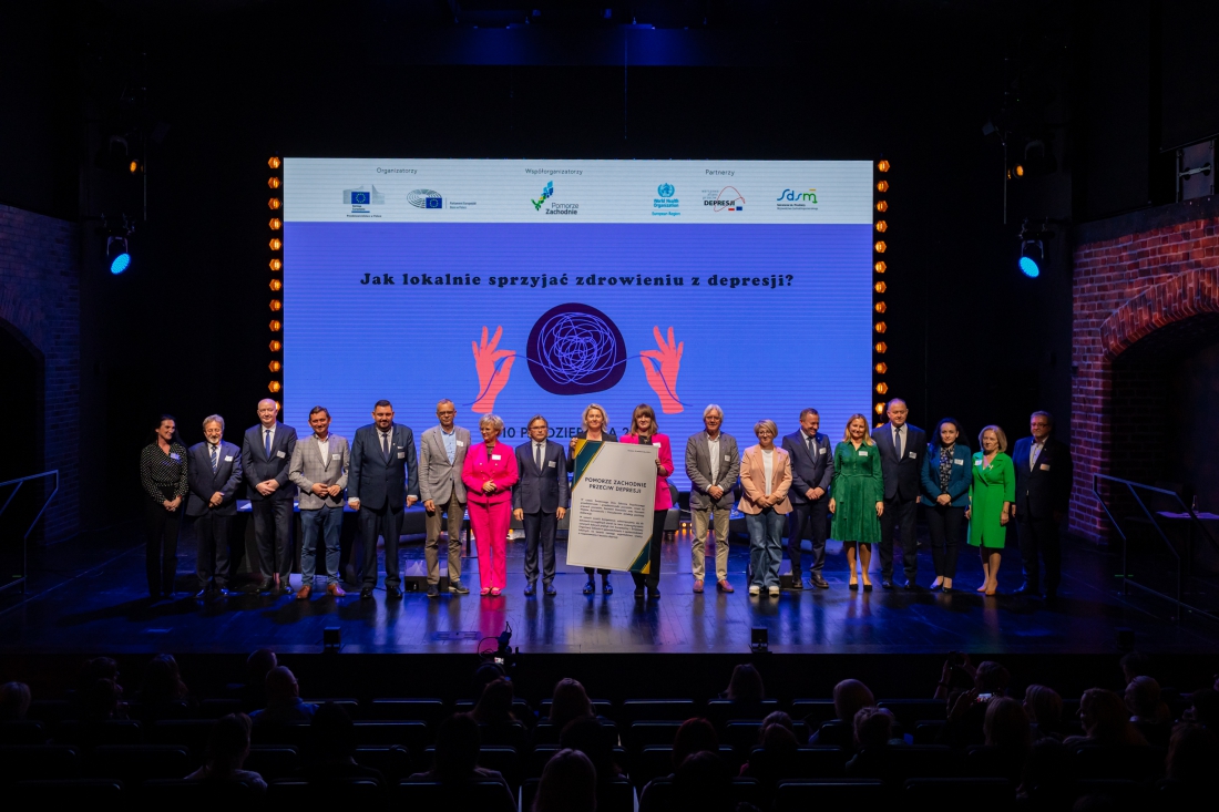 Uczestnicy konferencji na wspólnym zdjęciu