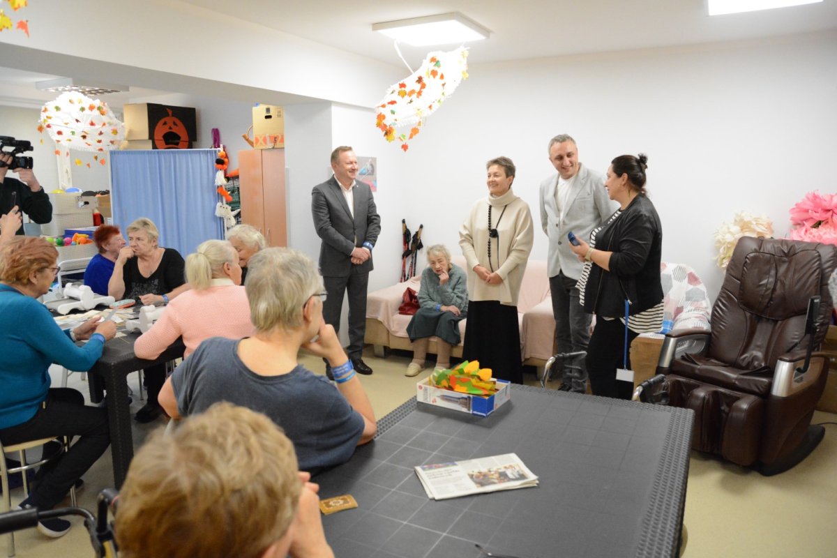 Przedstawiciele Starostwa przekazują opaski i odblaski