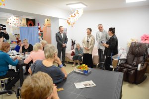 Przedstawiciele Starostwa przekazują opaski i odblaski