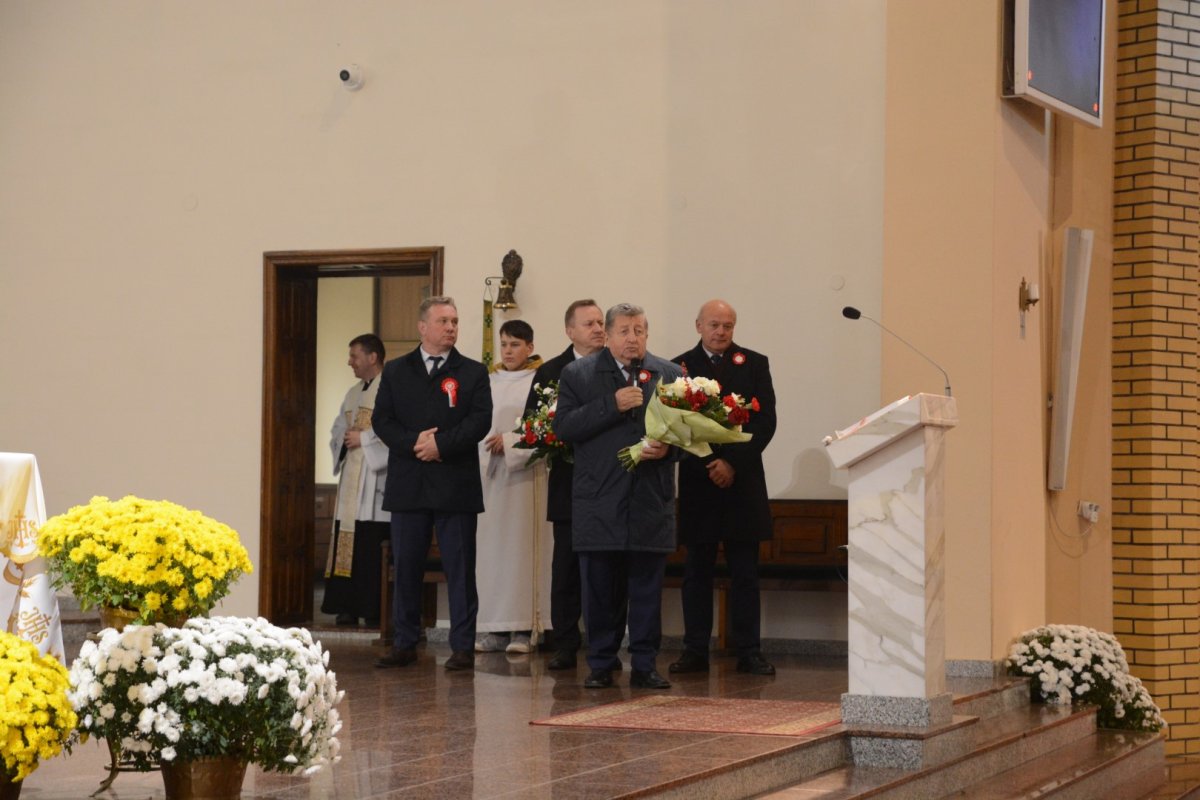 Przedstawiciele samorządów powiatowego i gminnego podczas Mszy Świętej w intencji Ojczyzny