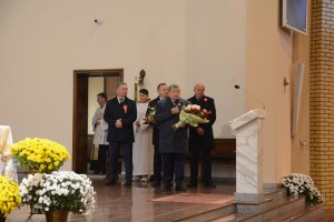 Przedstawiciele samorządów powiatowego i gminnego podczas Mszy Świętej w intencji Ojczyzny