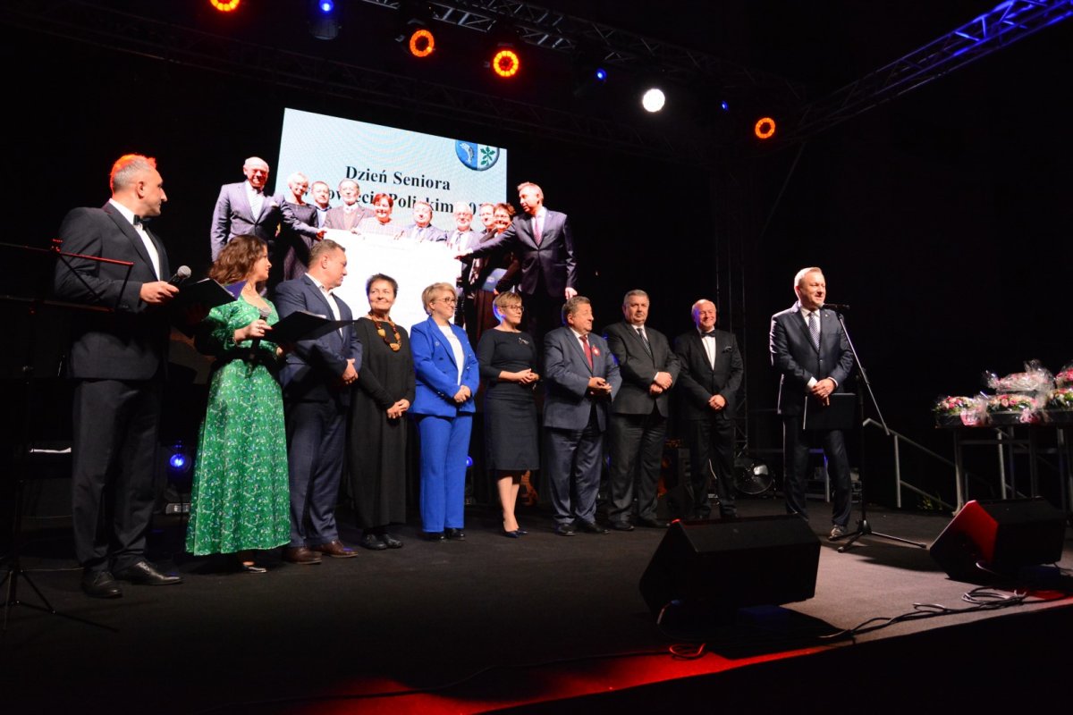 Samorządowcy na scenie podczas Dnia Seniora