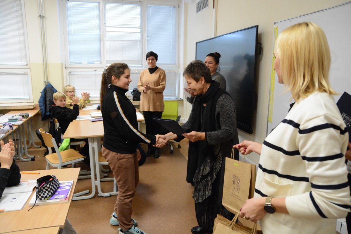 Beata Chmielewska wręcza nagrody w konkursie