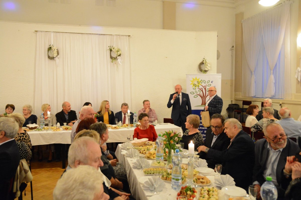 Przewodniczący Rady Powiatu w Policach przemawia podczas wydarzenia