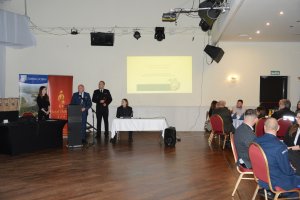 Przewodniczący Rady Powiatu w Policach przemawia podczas wydarzenia