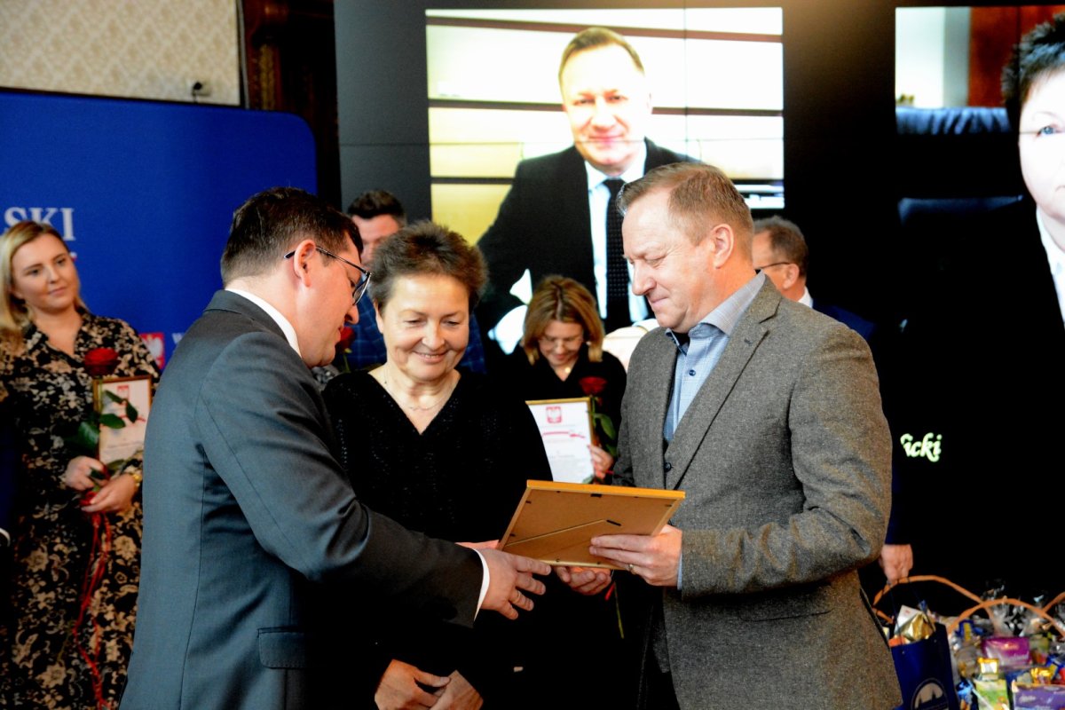 Starosta Policki Andrzej Bednarek i Członek Zarządu Powiatu Beata Chmielewska odbierają wyróżnienie