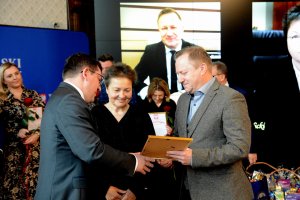 Starosta Policki Andrzej Bednarek i Członek Zarządu Powiatu Beata Chmielewska odbierają wyróżnienie