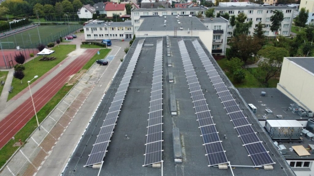 Zdjęcie dachu budynku Zespołu Szkół im. Ignacego Łukasiewicza w Policach