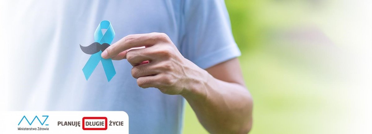 Mężczyzna trzymający w dłoni niebieską wstęgę