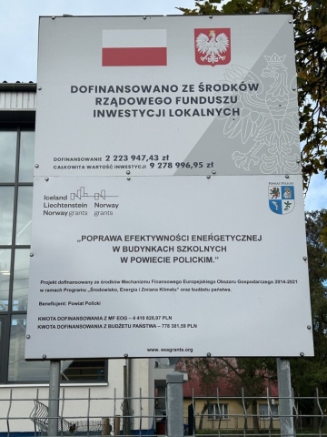 Tablica informująca o projekcie jakim jest "Poprawa efektywności energetycznej w budynkach szkolnych w powiecie polickim" oraz o dofinansowaniu ze środków rządowego funduszu inwestycji lokalnych.