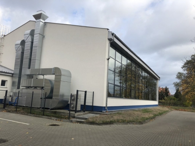 Zdjęcie hali bok budynku z systemem wentylacyjnym