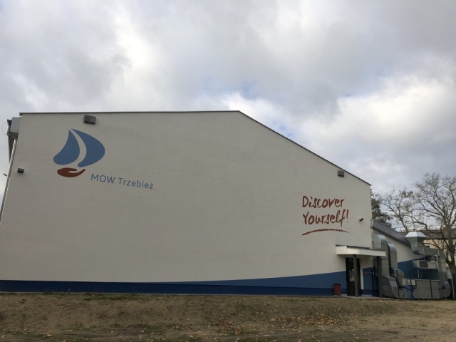 Zdjęcie hali bok budynku